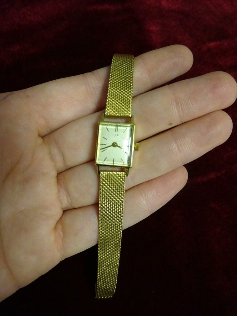 LIP. - Montre-bracelet de dame, le tour de bras et le boitier en or 750 millièm…