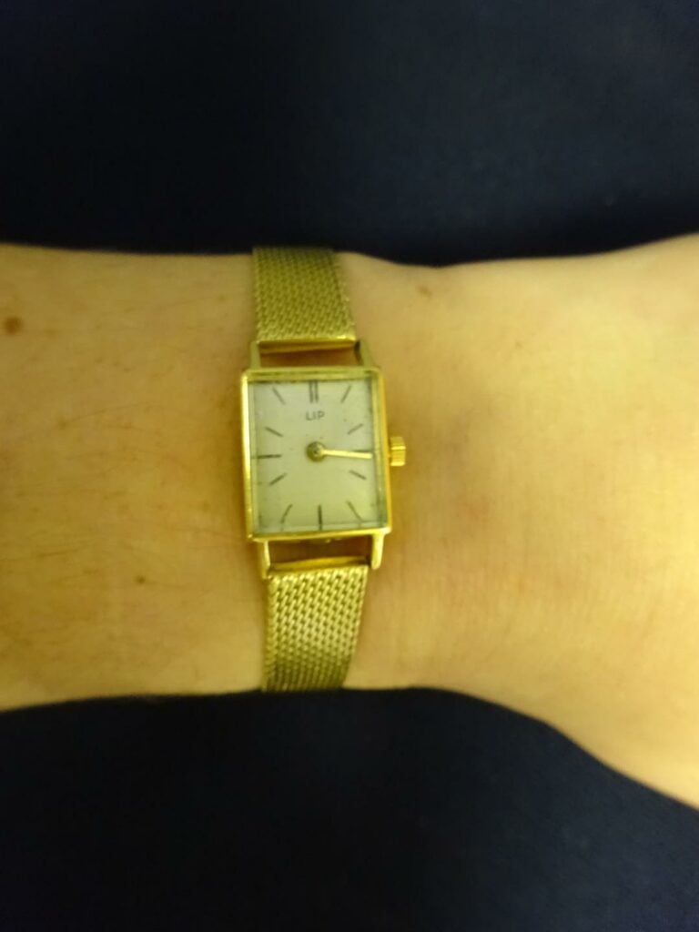 LIP. - Montre-bracelet de dame, le tour de bras et le boitier en or 750 millièm…