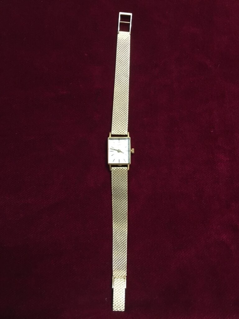 LIP. - Montre-bracelet de dame, le tour de bras et le boitier en or 750 millièm…