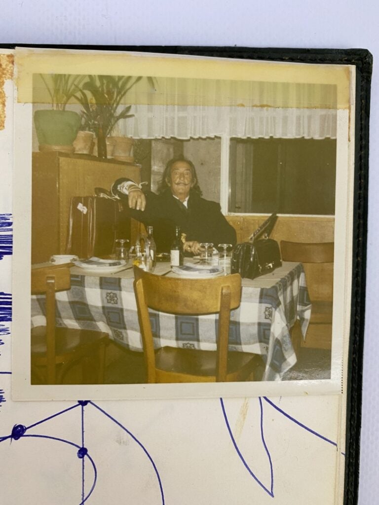 Livre d'or du Buffet de la Gare à Perpignan, signé deux fois par Salvador Dali,…