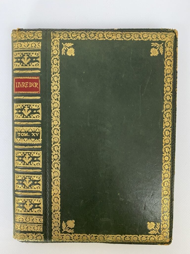 Livre d'or du Buffet de la Gare à Perpignan, signé deux fois par Salvador Dali,…