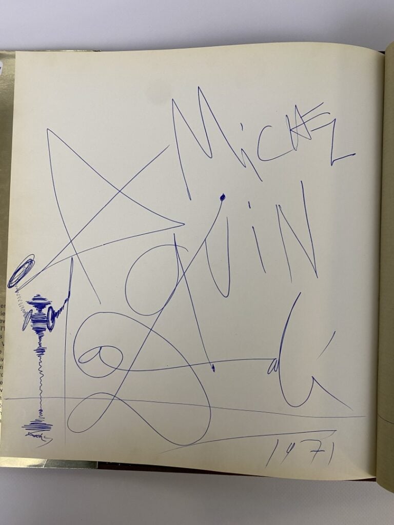 Livre sur Dali dédicacé par lui-même, avec dessin sur la première page