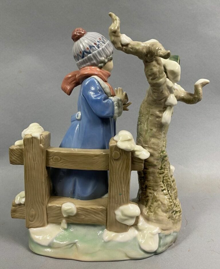 LLADRO, Espagne - Sujet en céramique émaillée polychrome figurant une enfant te…
