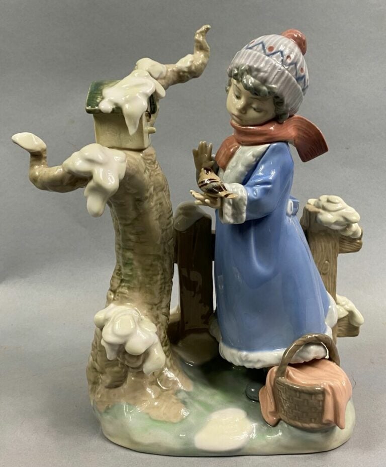 LLADRO, Espagne - Sujet en céramique émaillée polychrome figurant une enfant te…