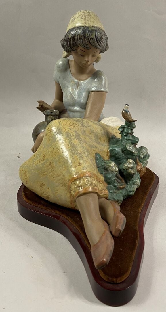 LLADRO, Espagne - Sujet en céramique émaillée polychrome figurant une jeune fem…