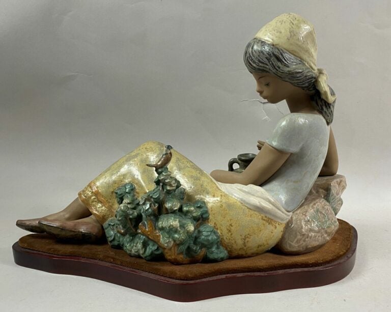 LLADRO, Espagne - Sujet en céramique émaillée polychrome figurant une jeune fem…