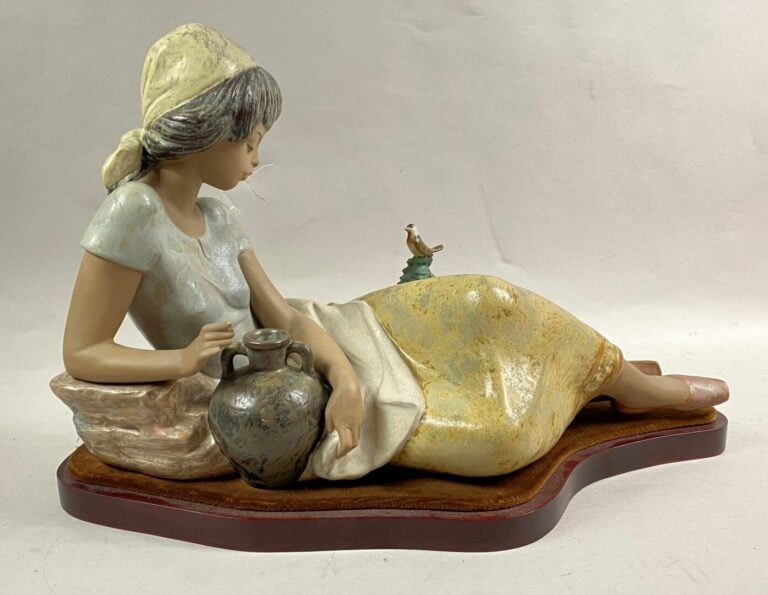 LLADRO, Espagne - Sujet en céramique émaillée polychrome figurant une jeune fem…