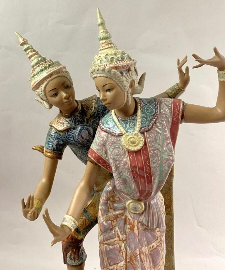 LLADRO - Groupe en céramique émaillée polychrome figurant deux danseuses balina…