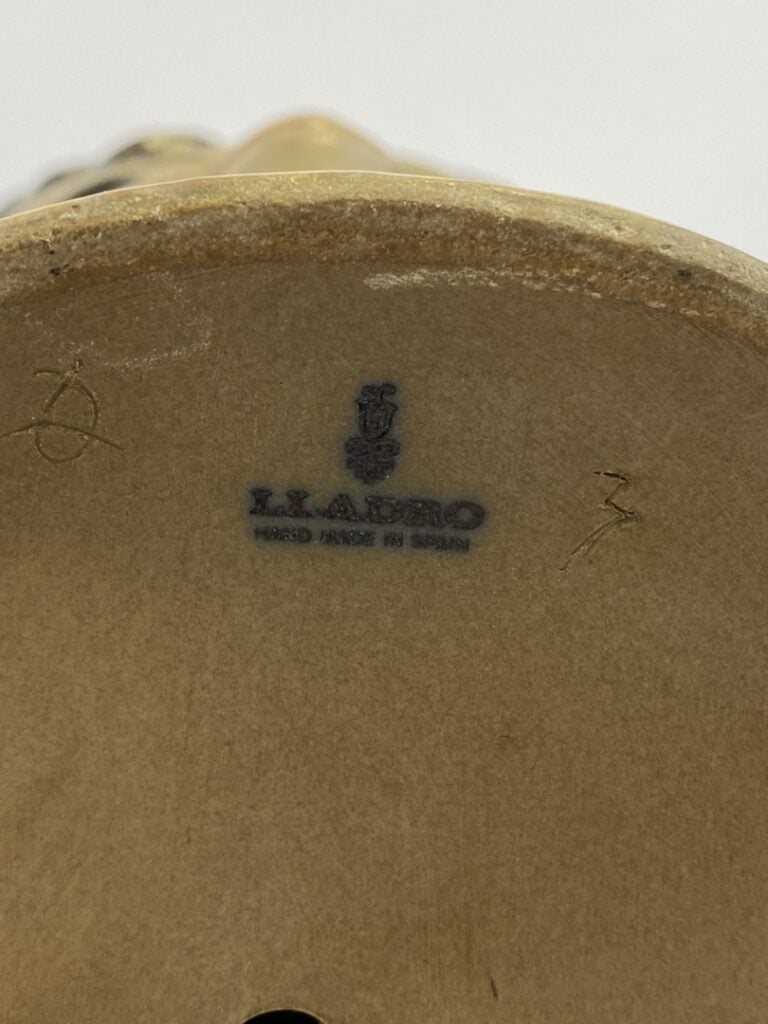 LLADRO. - Vase à l'effigie d'une tête de femme aux cheveux tressés et collier -…