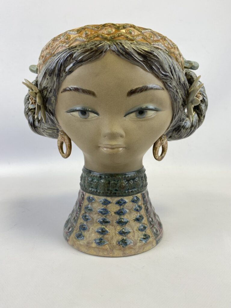 LLADRO. - Vase à l'effigie d'une tête de femme aux cheveux tressés et collier -…