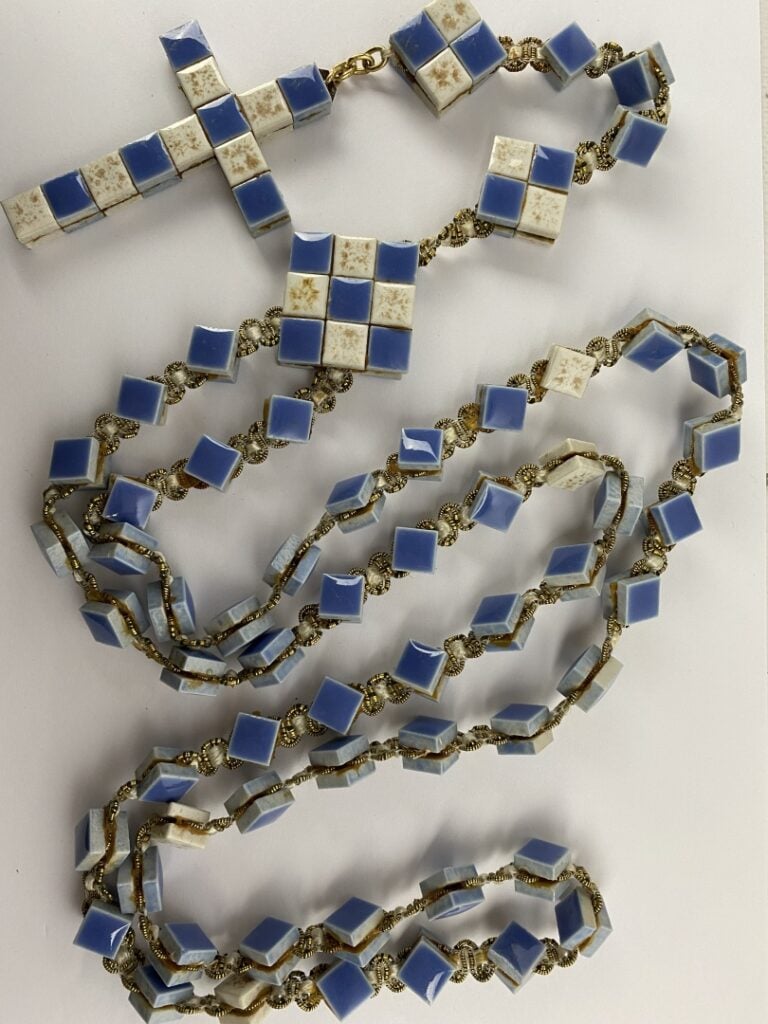 Long chapelet orné de petits carreaux de céramique polychrome bleu et blanc - L…