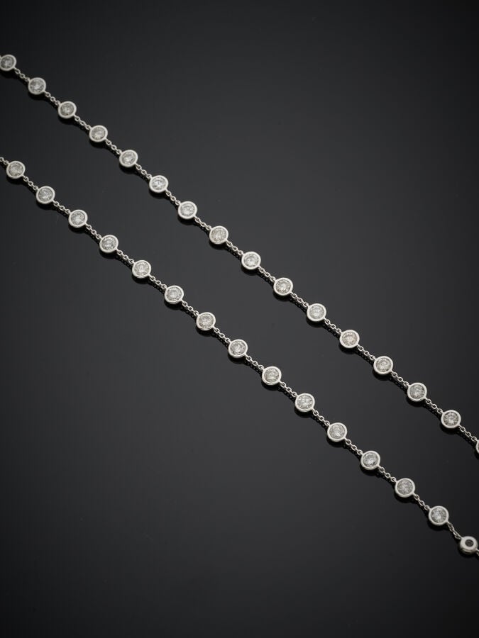 Long COLLIER chaînette en or gris (750‰) composé de 61 diamants taille brillant…
