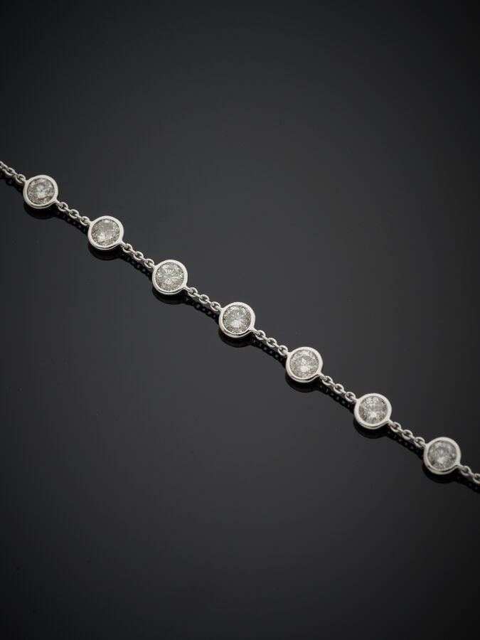 Long COLLIER chaînette en or gris (750‰) composé de 61 diamants taille brillant…