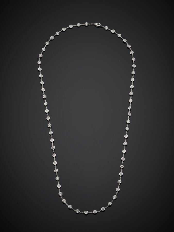 Long COLLIER chaînette en or gris (750‰) composé de 61 diamants taille brillant…
