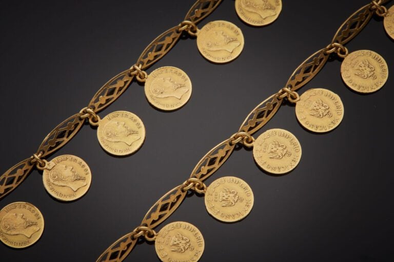 Long SAUTOIR en or jaune (750‰) à maillons "navettes" ajourés, retenant 94 pièc…