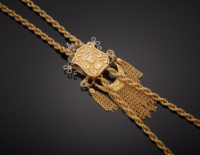 Long SAUTOIR en or jaune et gris (750‰)composé d'une double chaîne torsadée, re…
