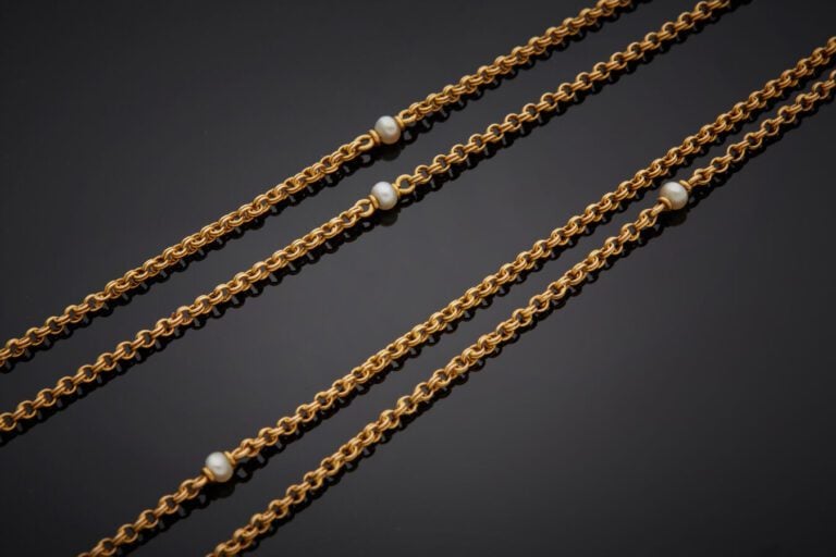 Longue CHAINE GILETIERE en or jaune (750‰) à maille circulaire godronné, altern…