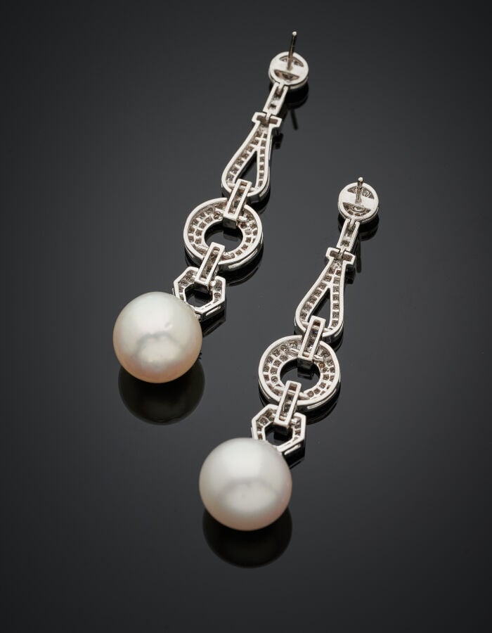 Longue paire de PENDANTS d'OREILLES en or gris (750‰) articulé, ajouré à motifs…