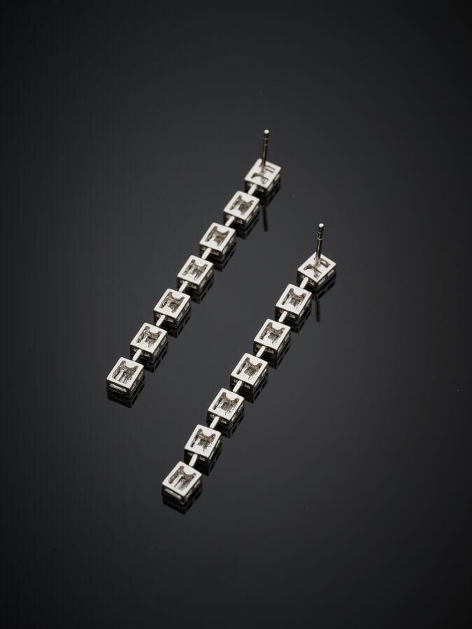 Longue paire de PENDANTS d'OREILLES en or gris (750‰) articulé, serti de diaman…