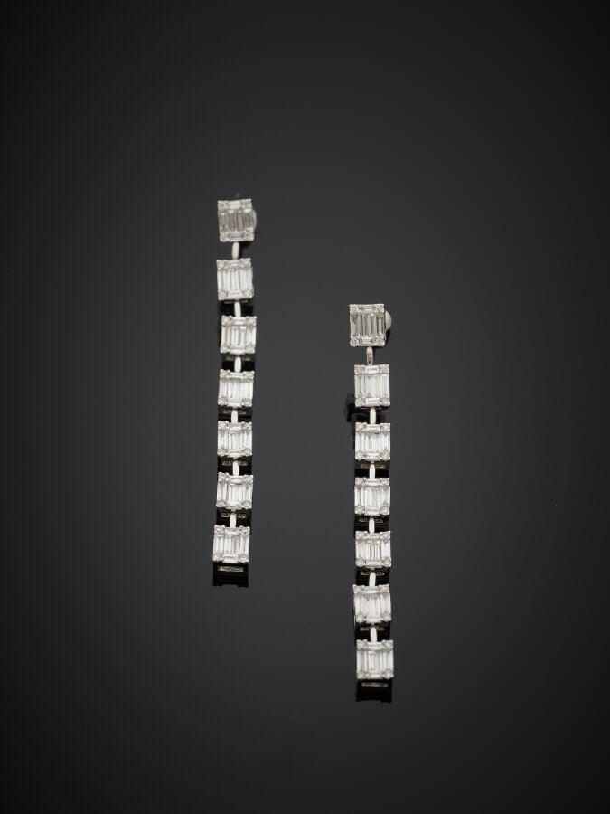 Longue paire de PENDANTS d'OREILLES en or gris (750‰) articulé, serti de diaman…