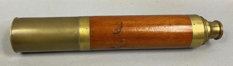 Longue vue de marine en laiton et bois - Long. dépliée : 67,5 cm - (acc.)