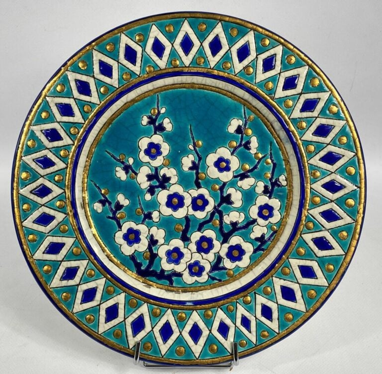 LONGWY - Plat rond en faïence et émaux polychromes dans le style Art déco à déc…
