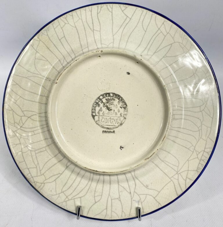 LONGWY - Plat rond en faïence et émaux polychromes dans le style Art déco à déc…
