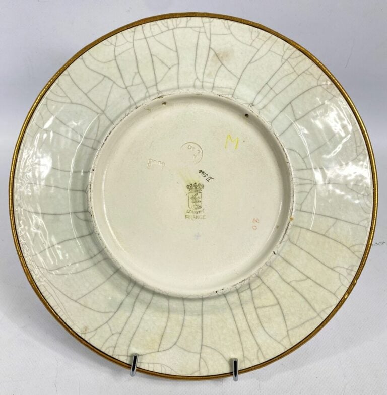 LONGWY - Plat rond en faïence et émaux polychromes dans le style Art déco à déc…