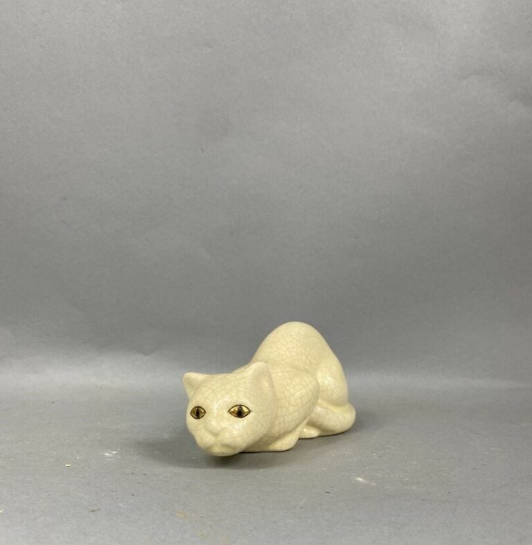 LONGWY - Sujet chat couché en faïence craquelée beige - H : 8,5 cm - L : 18 cm…