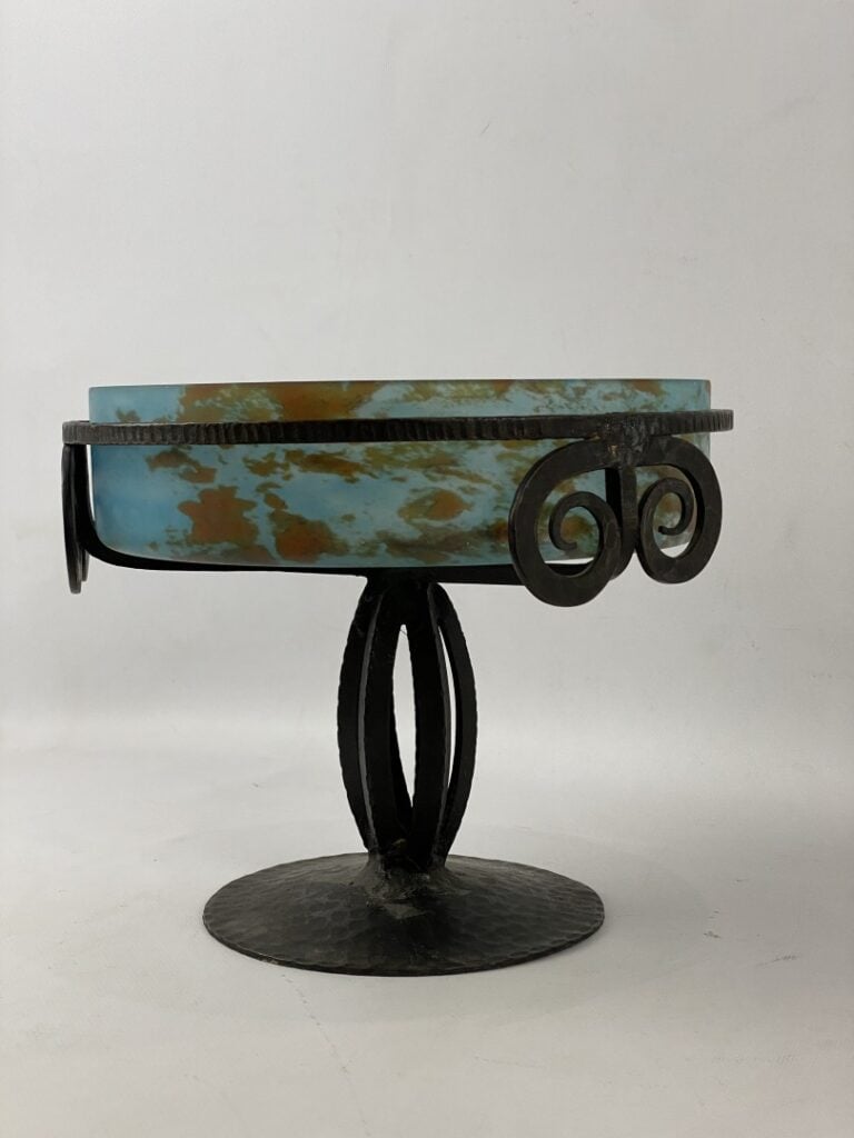 LORRAIN - Coupe en verre marmoréen sur piédouche en fer forgé - H: 29 cm - D: 2…