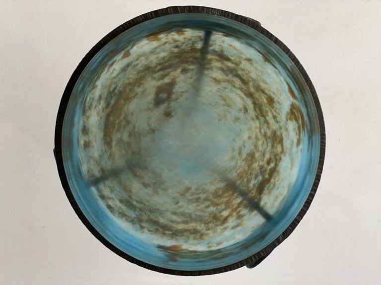 LORRAIN - Coupe en verre marmoréen sur piédouche en fer forgé - H: 29 cm - D: 2…