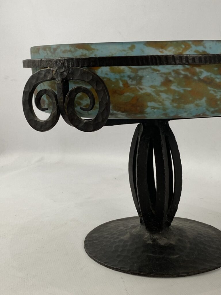 LORRAIN - Coupe en verre marmoréen sur piédouche en fer forgé - H: 29 cm - D: 2…