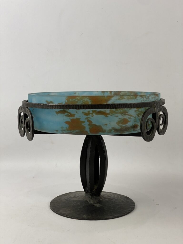 LORRAIN - Coupe en verre marmoréen sur piédouche en fer forgé - H: 29 cm - D: 2…