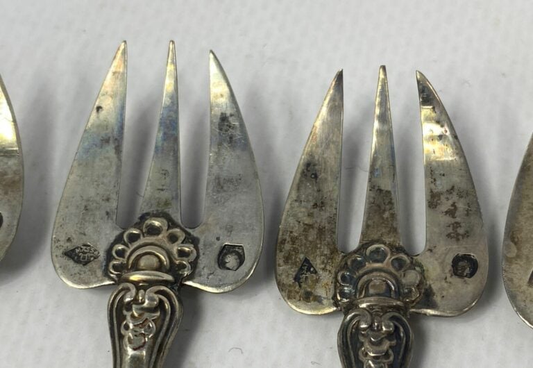 Lot argent (925) comprenant : - - 6 cuillères à entremet en vermeil (925) modèl…