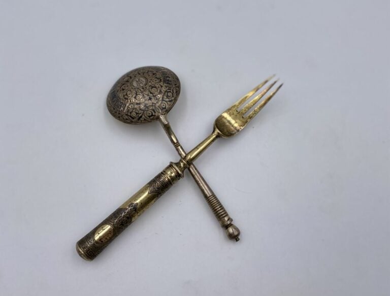 Lot composé d'une fourchette et d'une cuiller monogrammées postérieurement AK.…