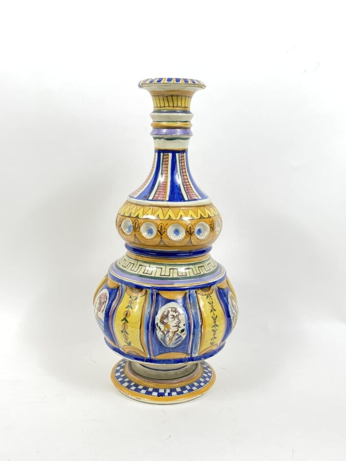Lot comprenant : assiette en faïence de Quimper "Couple breton" signée Henriot…