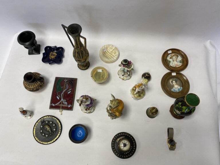 Lot comprenant cinq figurines en porcelaine d'Europe centrale, vase cloisonné d…
