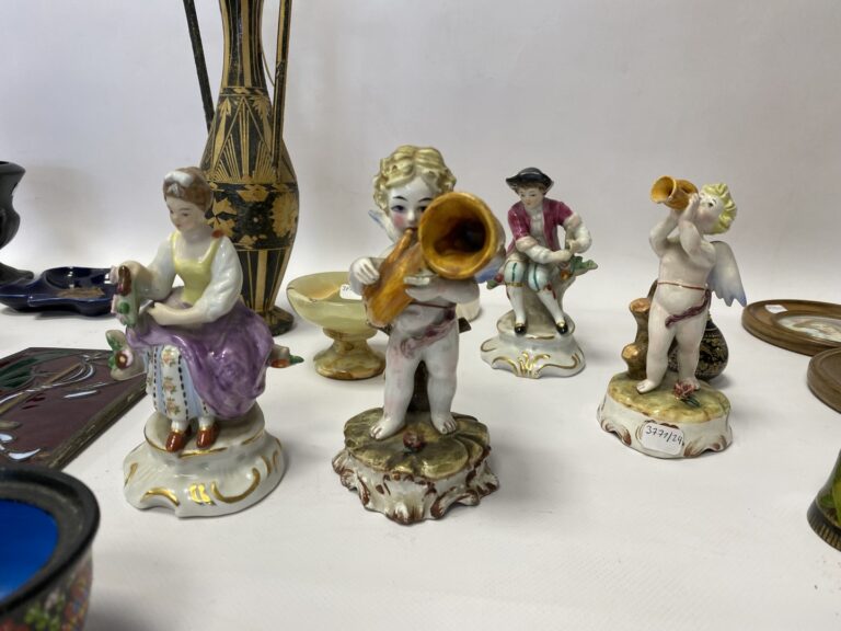 Lot comprenant cinq figurines en porcelaine d'Europe centrale, vase cloisonné d…