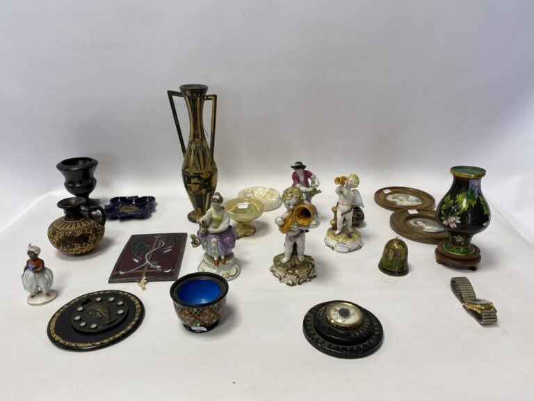 Lot comprenant cinq figurines en porcelaine d'Europe centrale, vase cloisonné d…