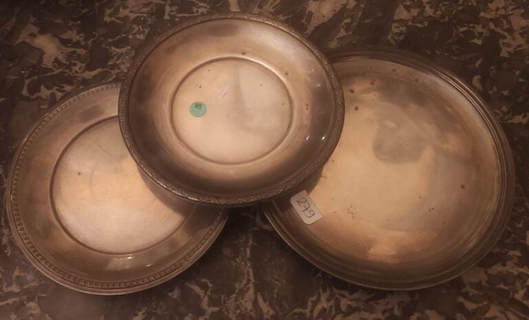 Lot comprenant : - -Saucière en argent (950 ‰) à plateau adhérent, poinçon Viei…