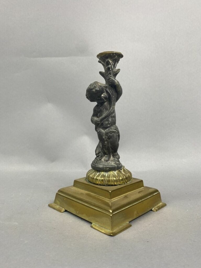 Lot comprenant un bougeoir angelot en bronze patiné, un bougeoir figurant une f…