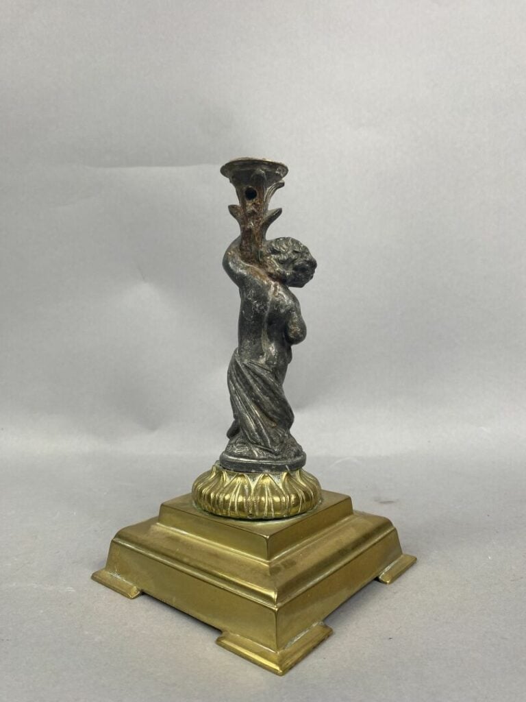 Lot comprenant un bougeoir angelot en bronze patiné, un bougeoir figurant une f…