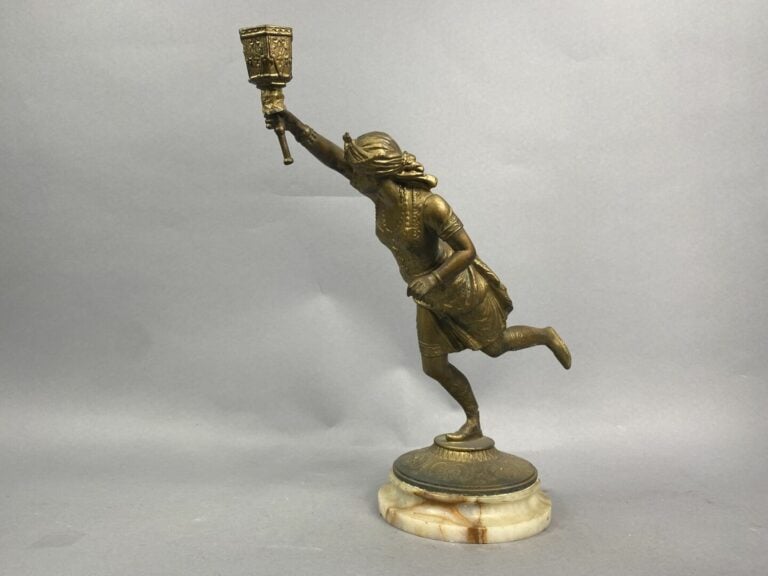 Lot comprenant un bougeoir angelot en bronze patiné, un bougeoir figurant une f…
