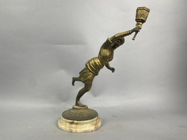 Lot comprenant un bougeoir angelot en bronze patiné, un bougeoir figurant une f…