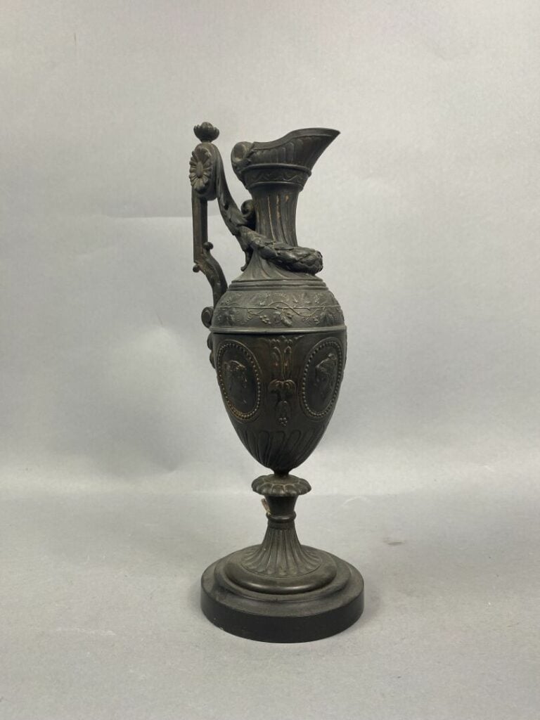 Lot comprenant un bougeoir angelot en bronze patiné, un bougeoir figurant une f…