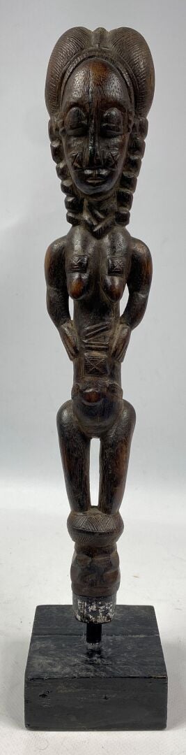 Lot comprenant un chasse-mouche, une figure reliquaire et une sculpture en bois…