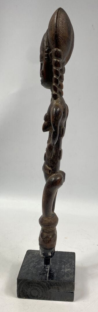 Lot comprenant un chasse-mouche, une figure reliquaire et une sculpture en bois…