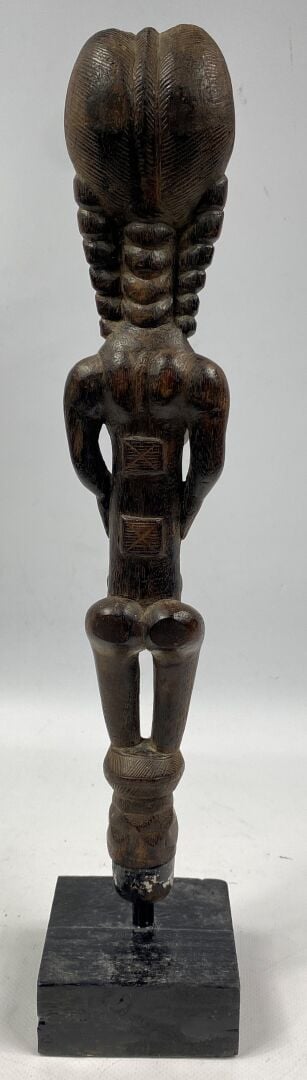 Lot comprenant un chasse-mouche, une figure reliquaire et une sculpture en bois…