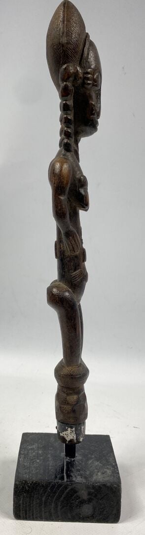 Lot comprenant un chasse-mouche, une figure reliquaire et une sculpture en bois…