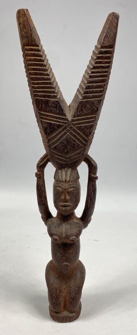 Lot comprenant un chasse-mouche, une figure reliquaire et une sculpture en bois…